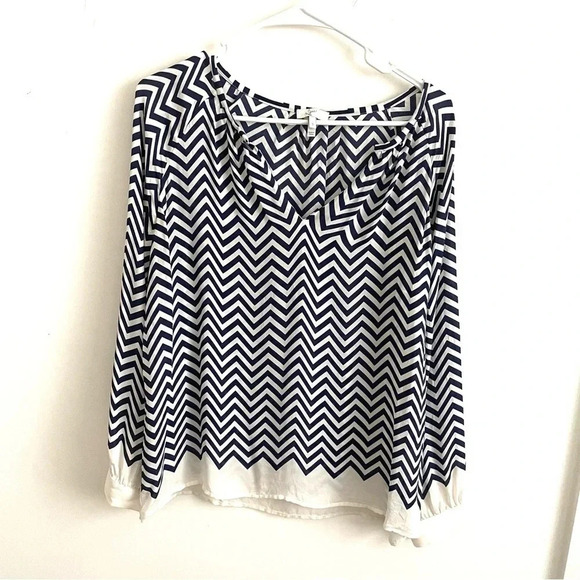 Joie Blouse Womens Sz S Relaxed Whimsy Agnella 100% Silk Chevron V-Neck  Office - Picture 3 of 8